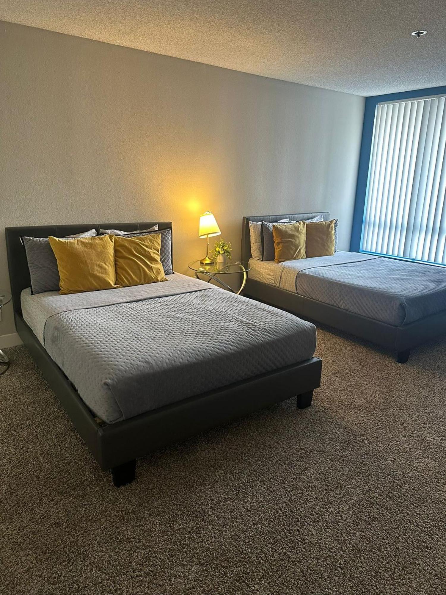 Hollywood Two Bedroom Close To Universal *