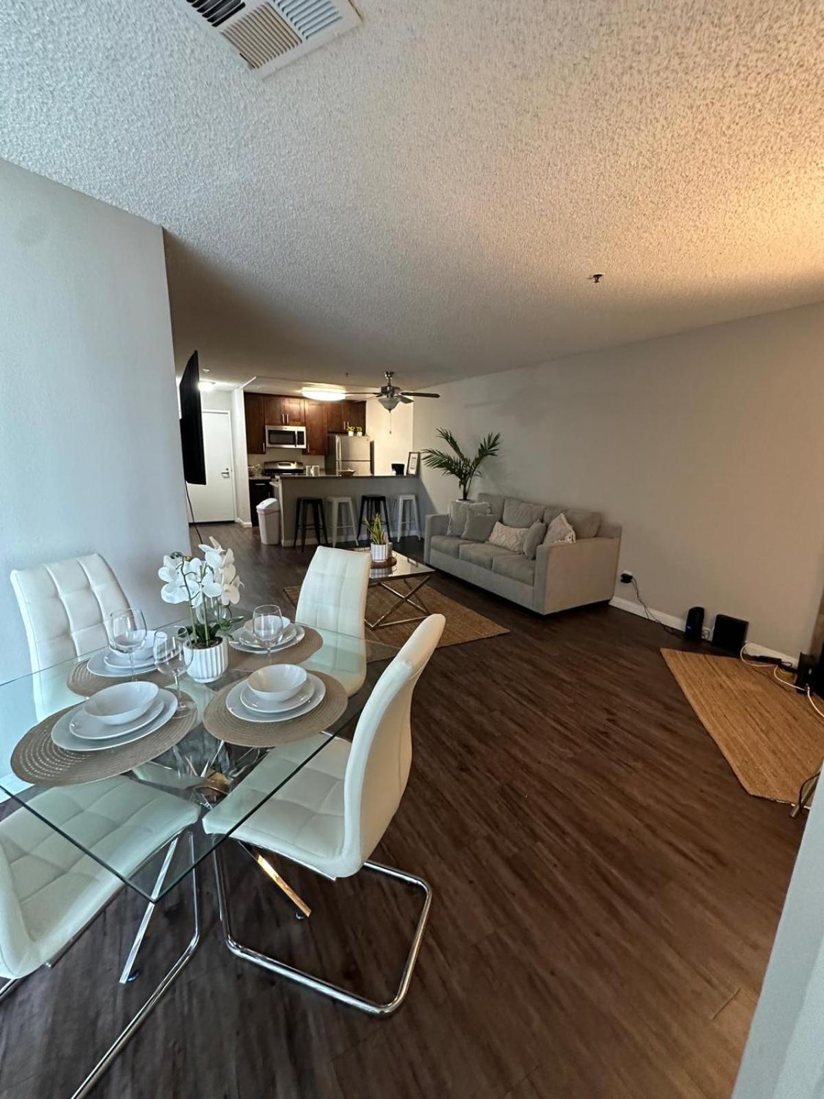 Hollywood Two Bedroom Close To Universal Apartment
