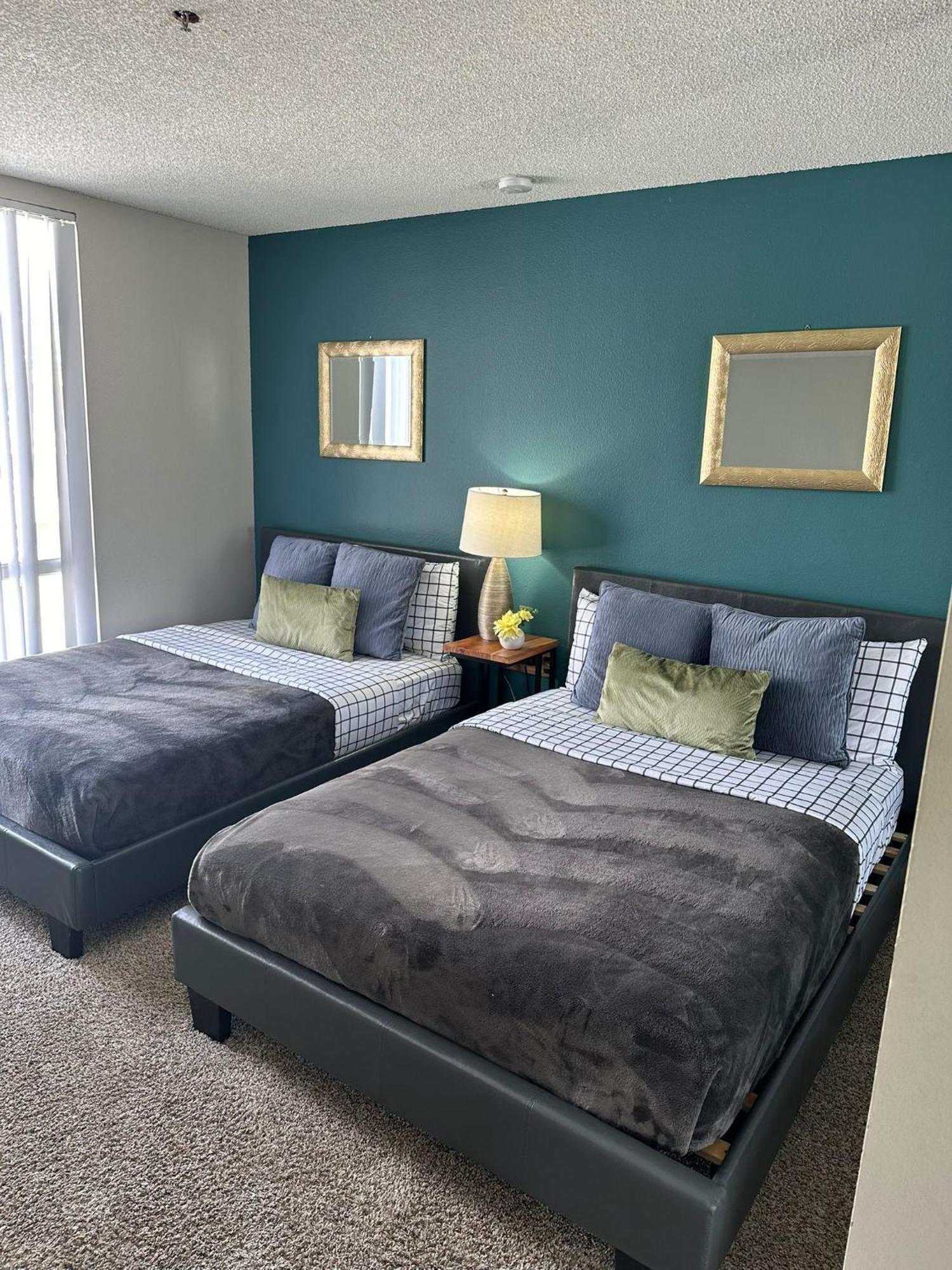 Hollywood Two Bedroom Close To Universal Apartment *